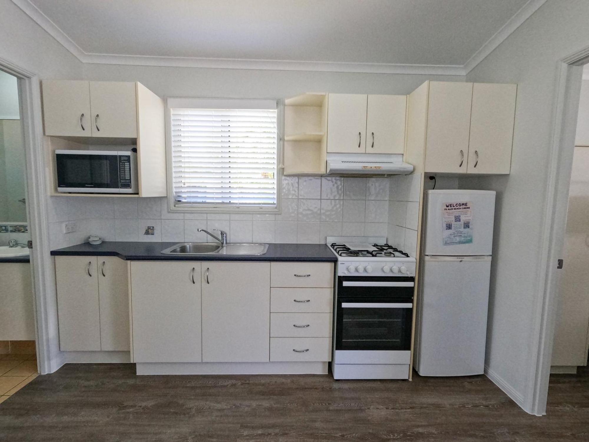 Alex Beach Cabins And Tourist Park Alexandra Headland Room photo