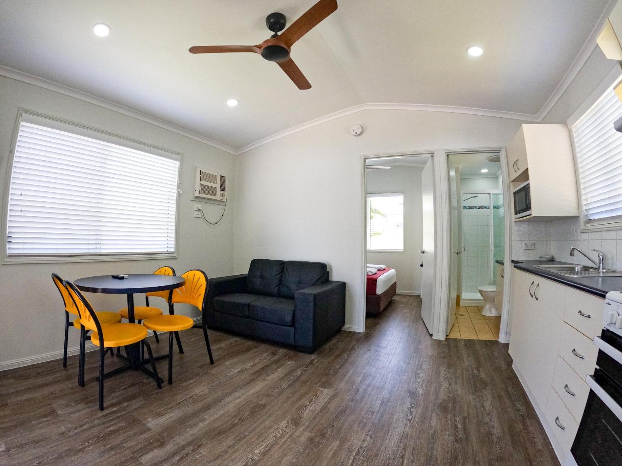 Alex Beach Cabins And Tourist Park Alexandra Headland Room photo