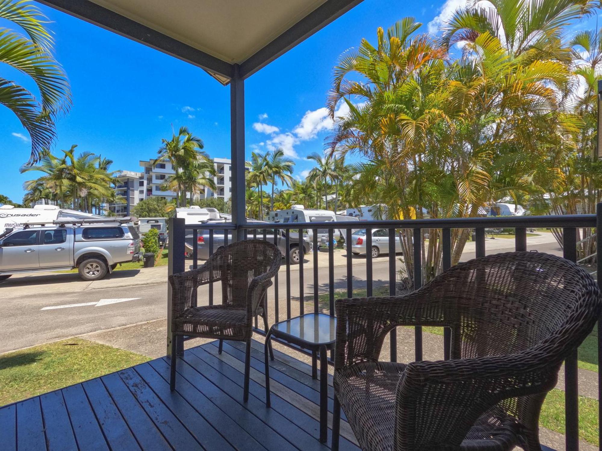 Alex Beach Cabins And Tourist Park Alexandra Headland Room photo