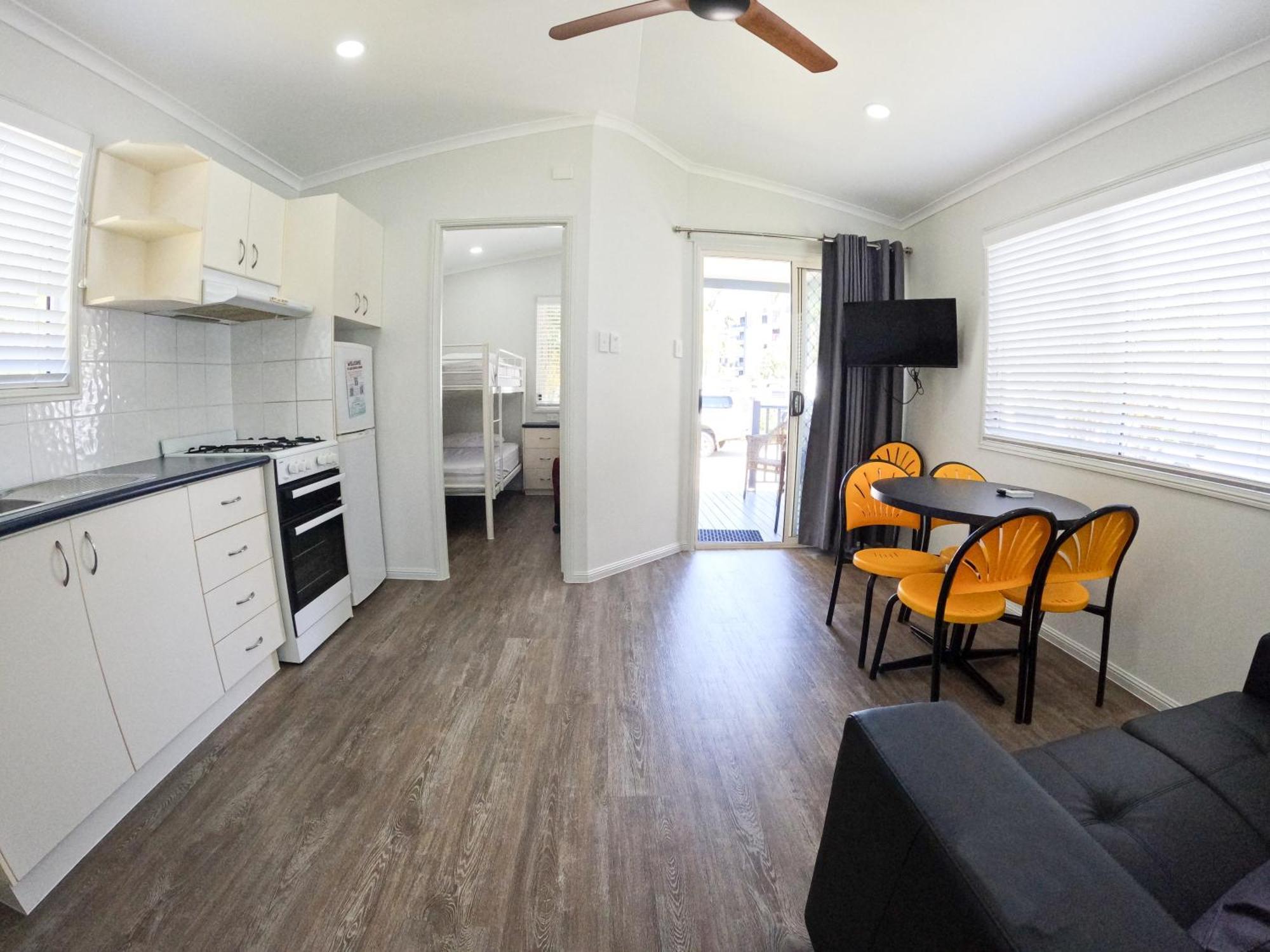 Alex Beach Cabins And Tourist Park Alexandra Headland Room photo