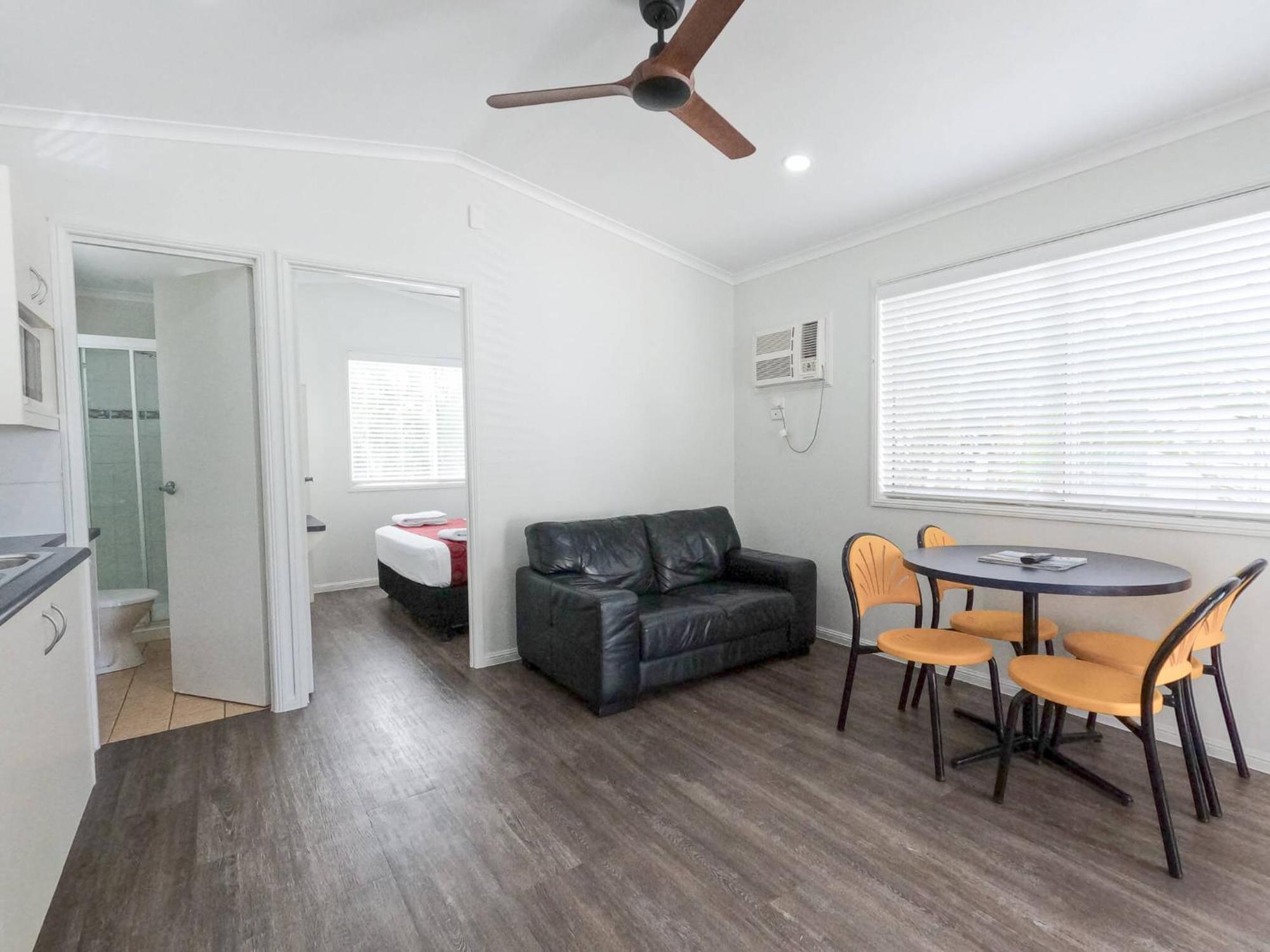 Alex Beach Cabins And Tourist Park Alexandra Headland Room photo