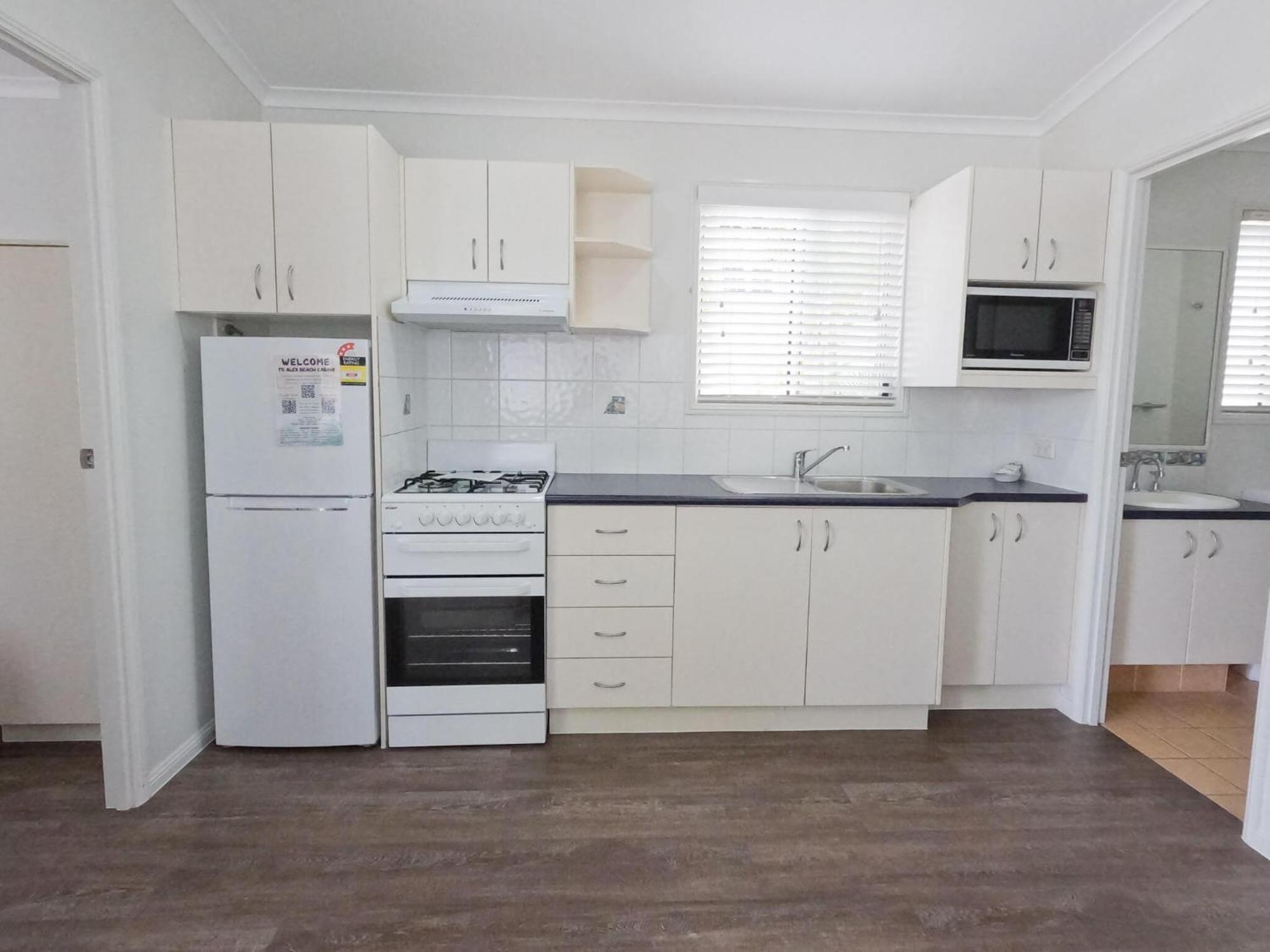 Alex Beach Cabins And Tourist Park Alexandra Headland Room photo