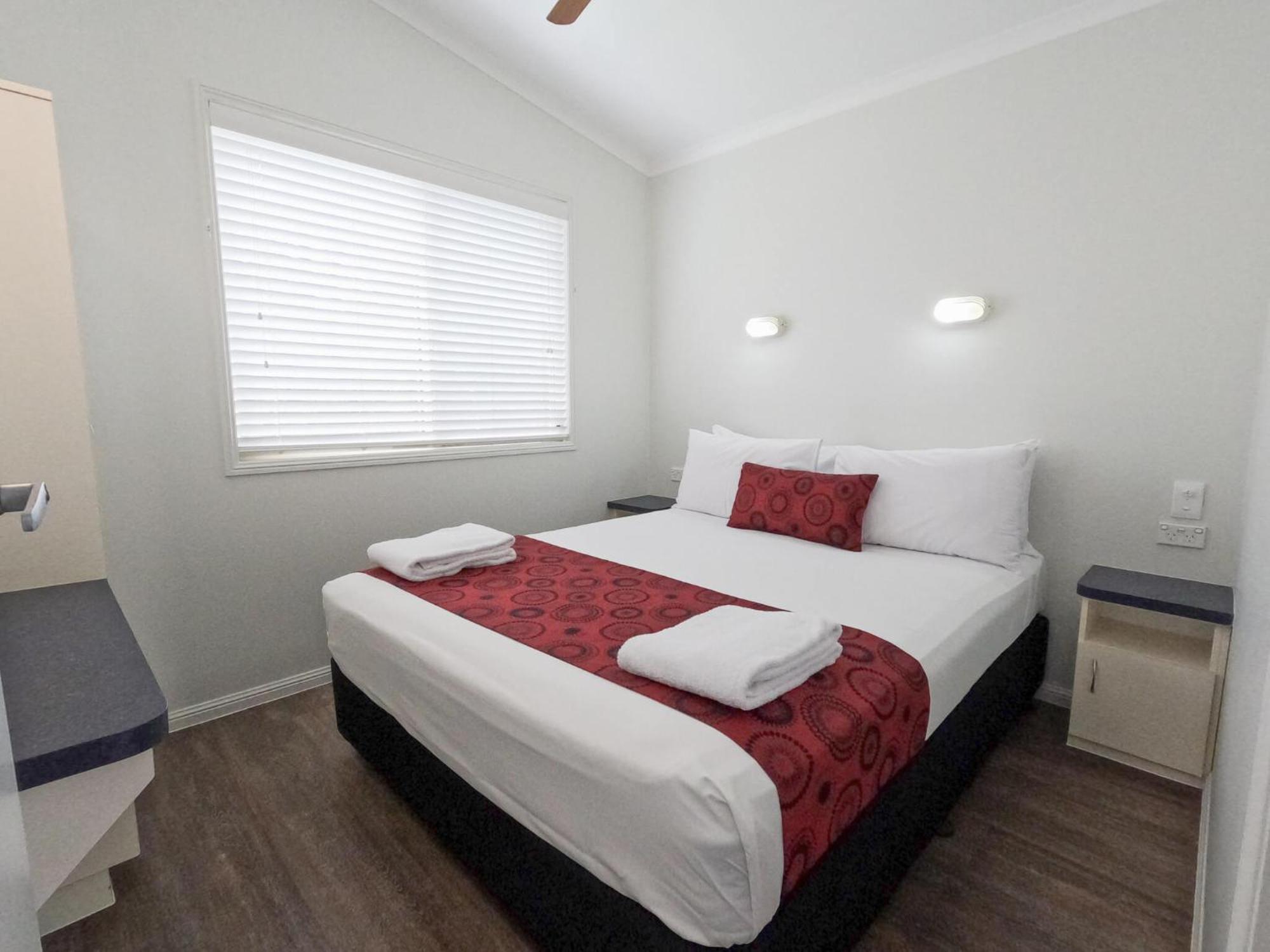 Alex Beach Cabins And Tourist Park Alexandra Headland Room photo