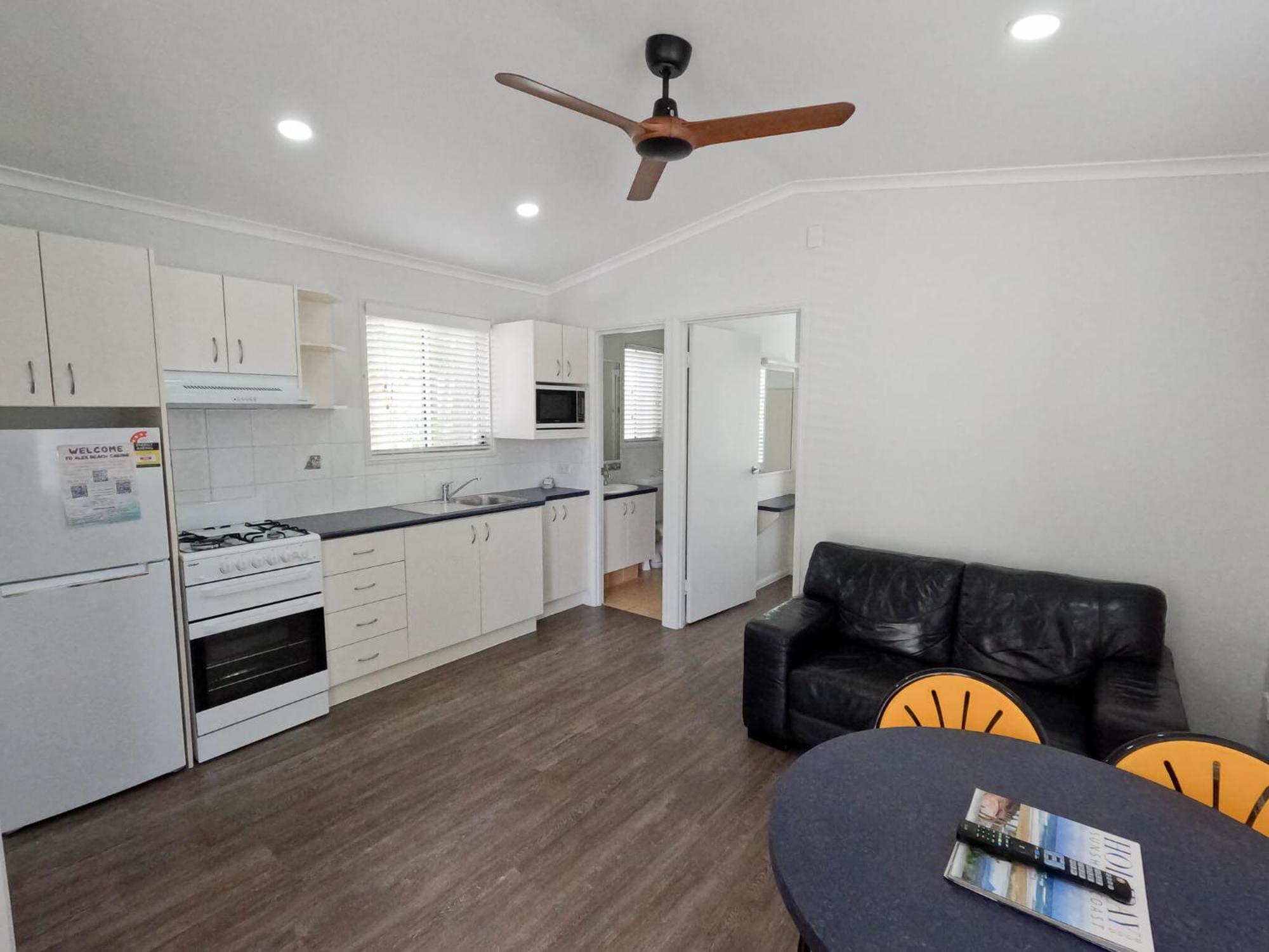 Alex Beach Cabins And Tourist Park Alexandra Headland Room photo