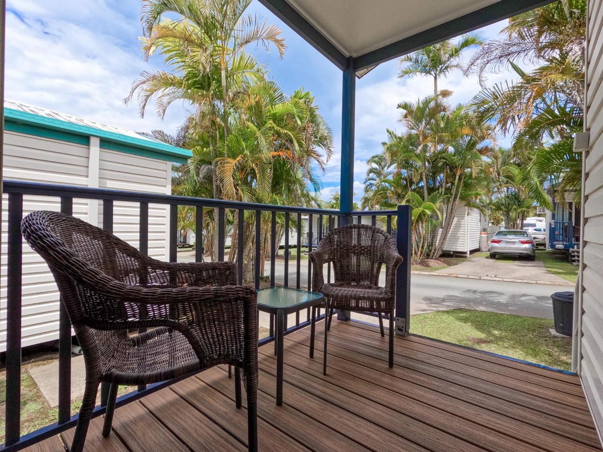 Alex Beach Cabins And Tourist Park Alexandra Headland Room photo