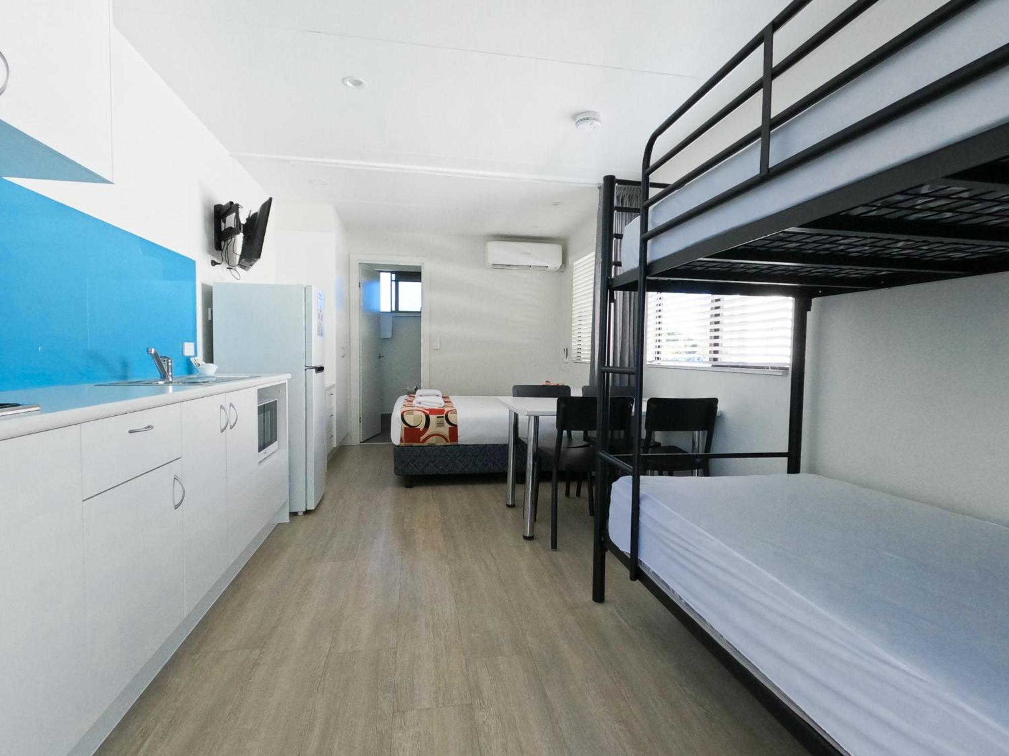 Alex Beach Cabins And Tourist Park Alexandra Headland Room photo