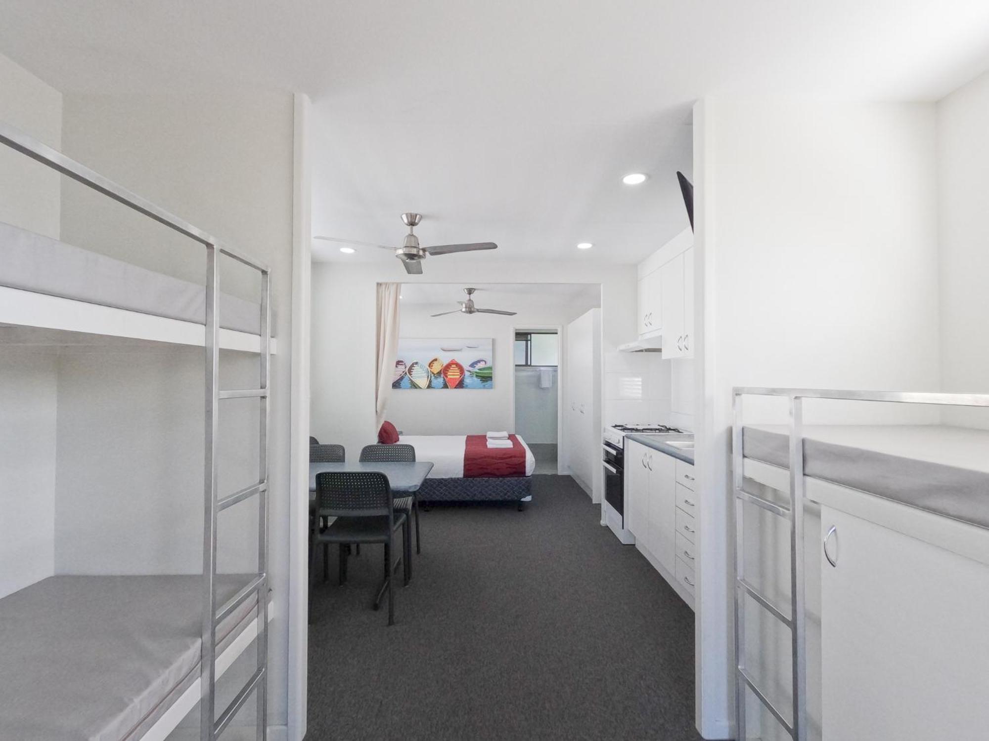 Alex Beach Cabins And Tourist Park Alexandra Headland Room photo