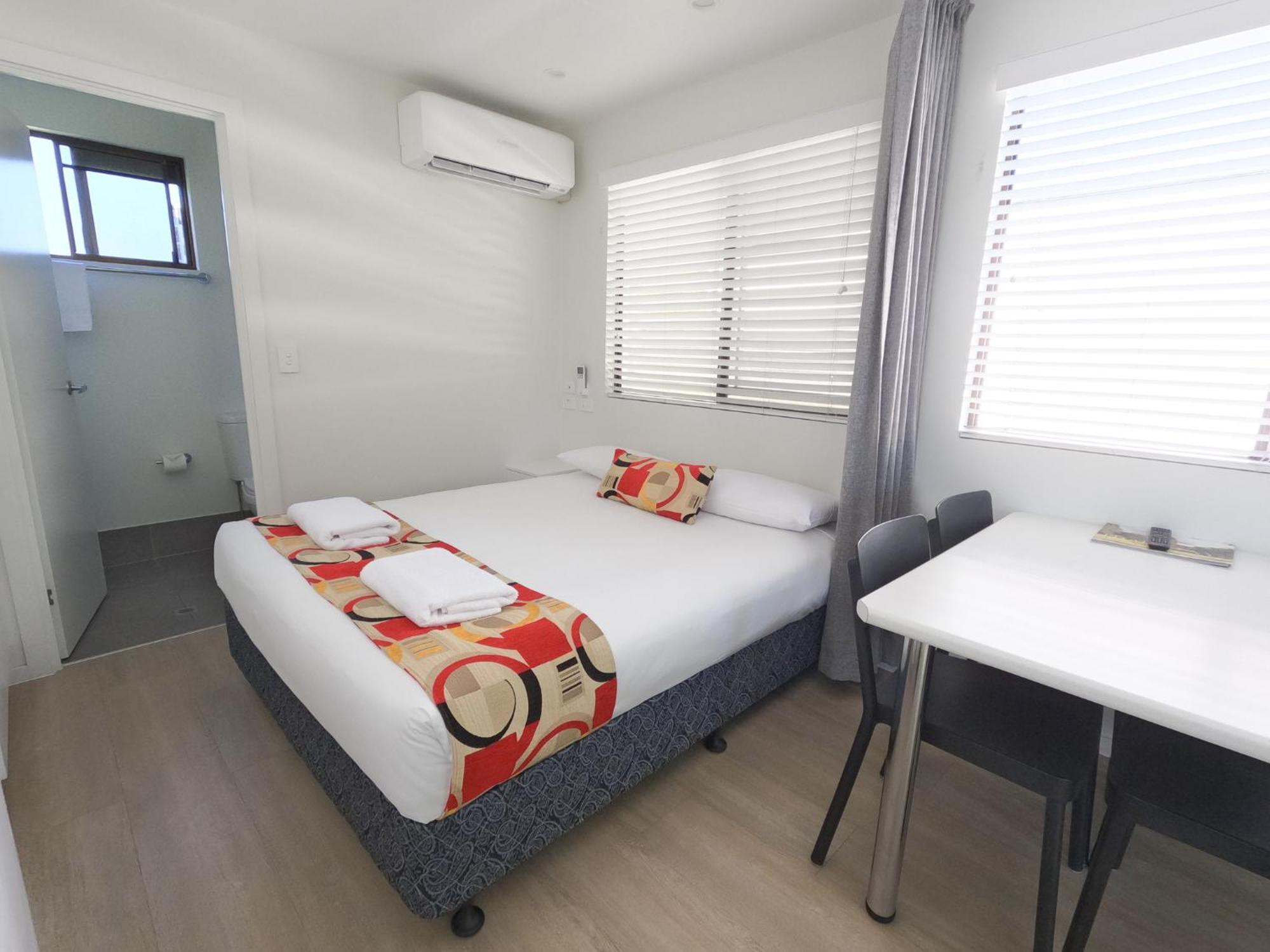 Alex Beach Cabins And Tourist Park Alexandra Headland Room photo