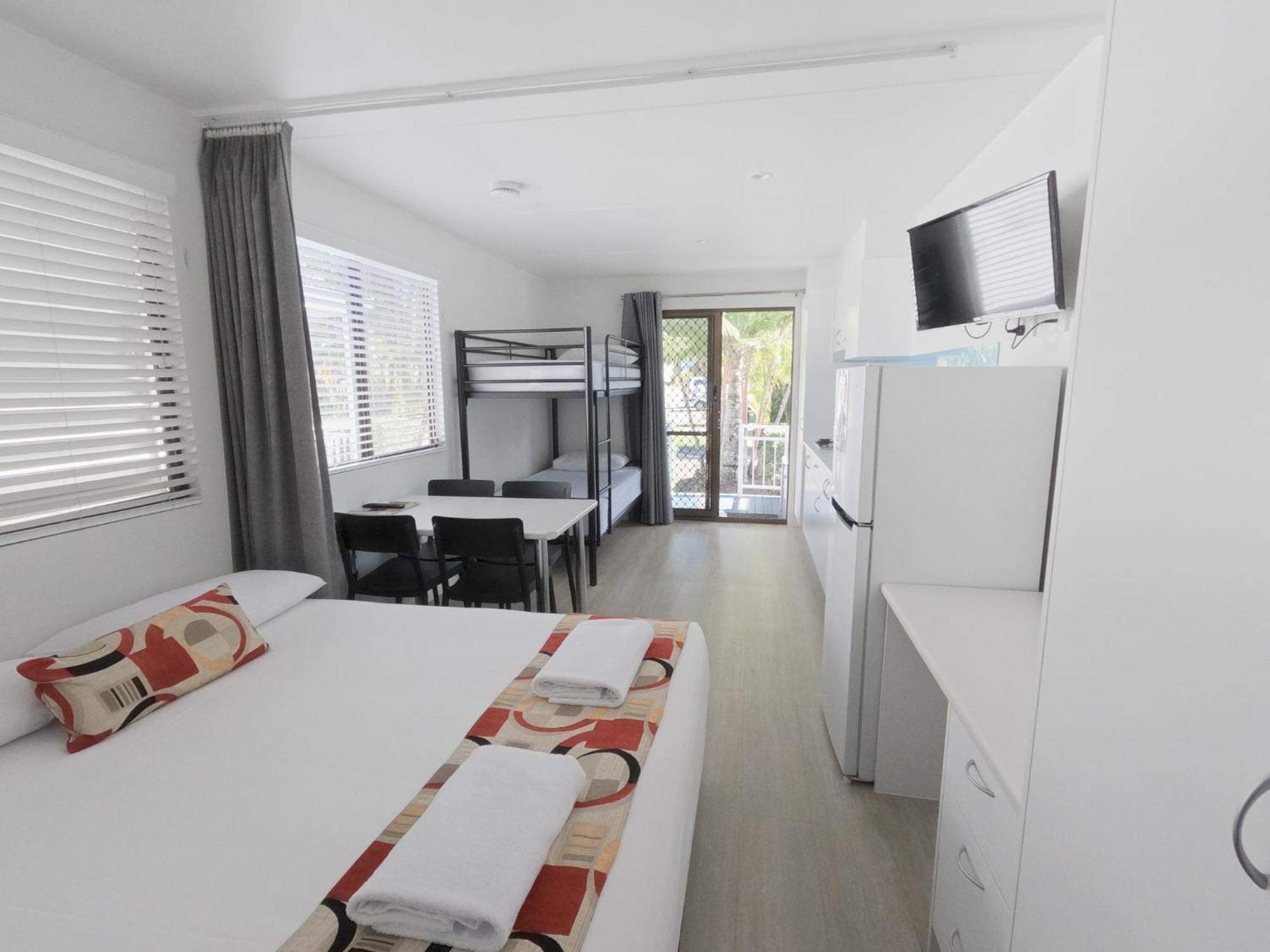 Alex Beach Cabins And Tourist Park Alexandra Headland Room photo