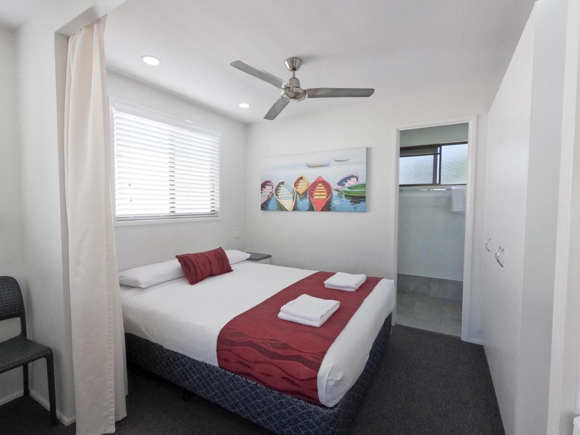 Alex Beach Cabins And Tourist Park Alexandra Headland Room photo