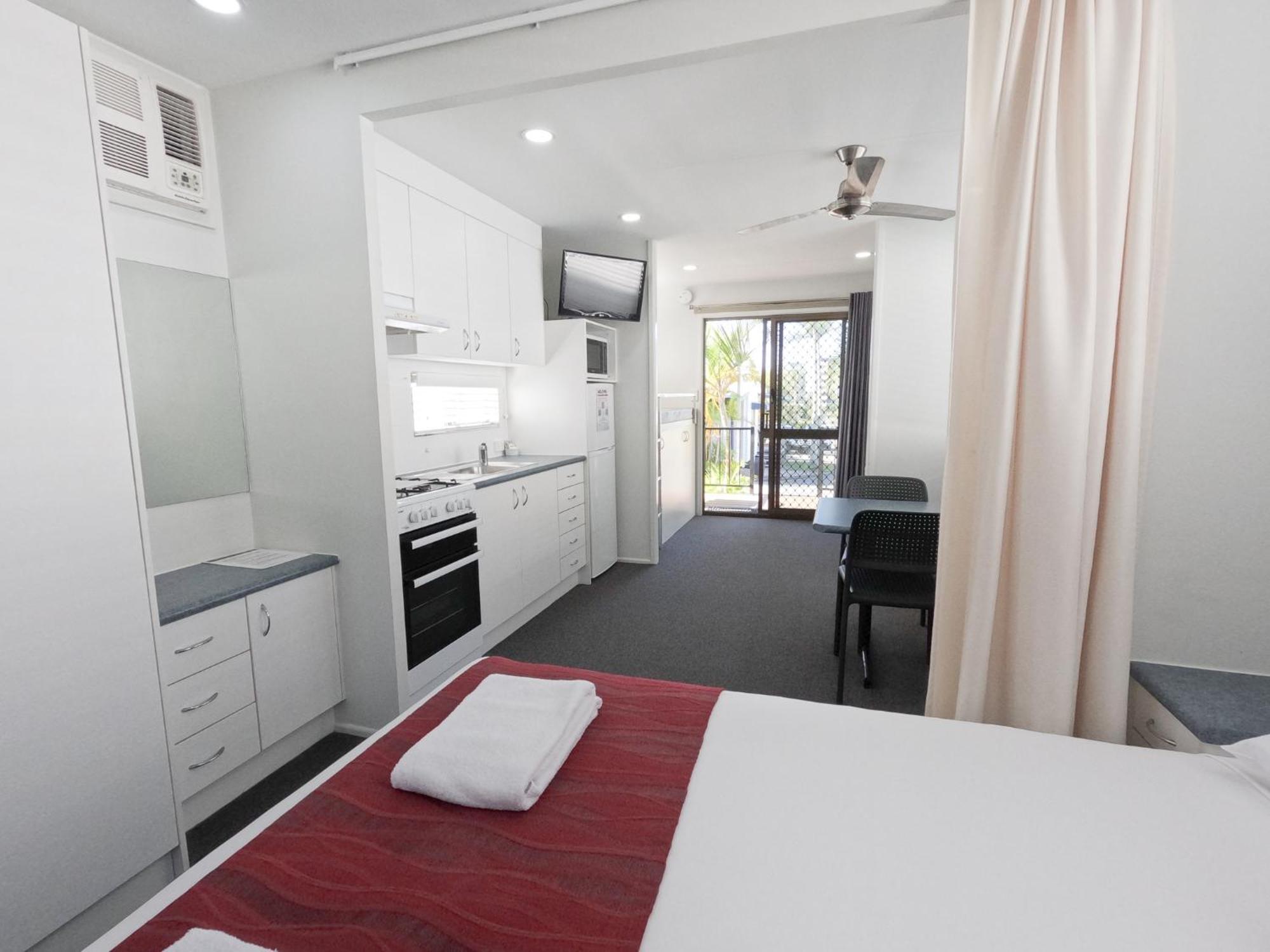 Alex Beach Cabins And Tourist Park Alexandra Headland Room photo