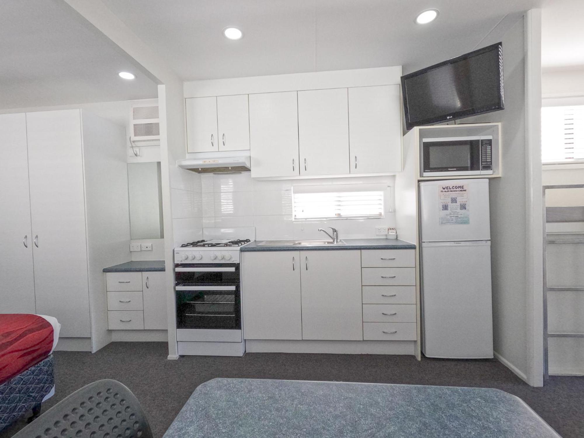 Alex Beach Cabins And Tourist Park Alexandra Headland Room photo