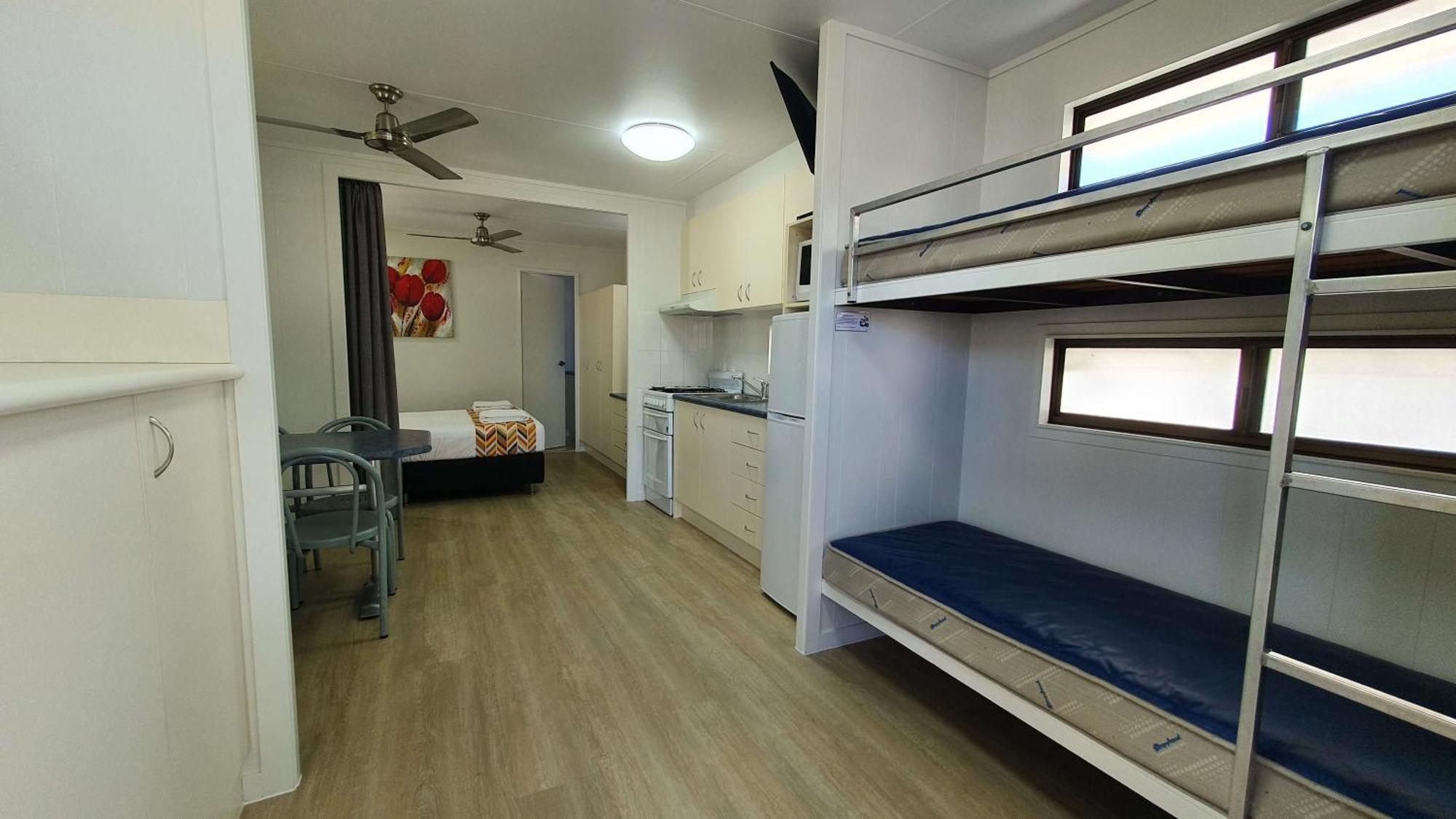 Alex Beach Cabins And Tourist Park Alexandra Headland Room photo