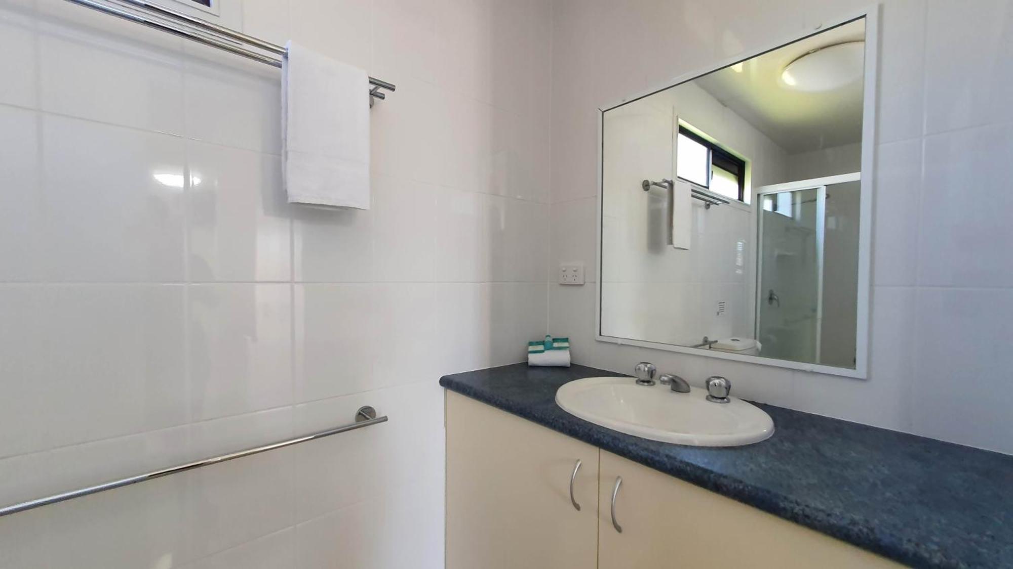 Alex Beach Cabins And Tourist Park Alexandra Headland Room photo