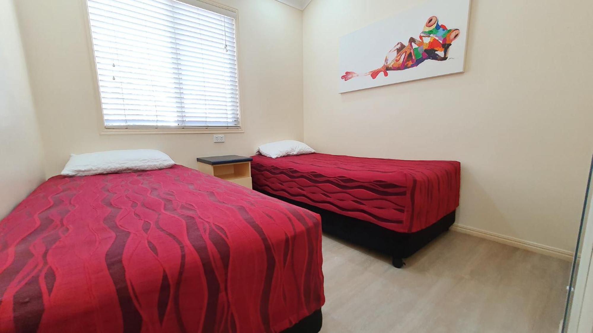 Alex Beach Cabins And Tourist Park Alexandra Headland Room photo