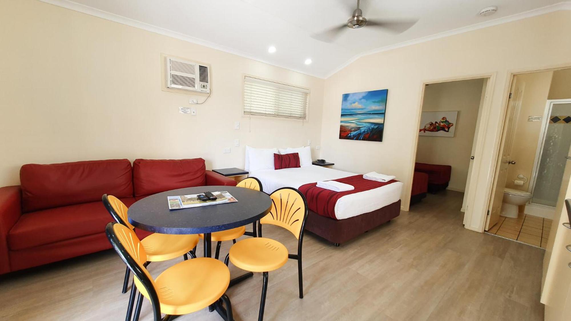 Alex Beach Cabins And Tourist Park Alexandra Headland Room photo