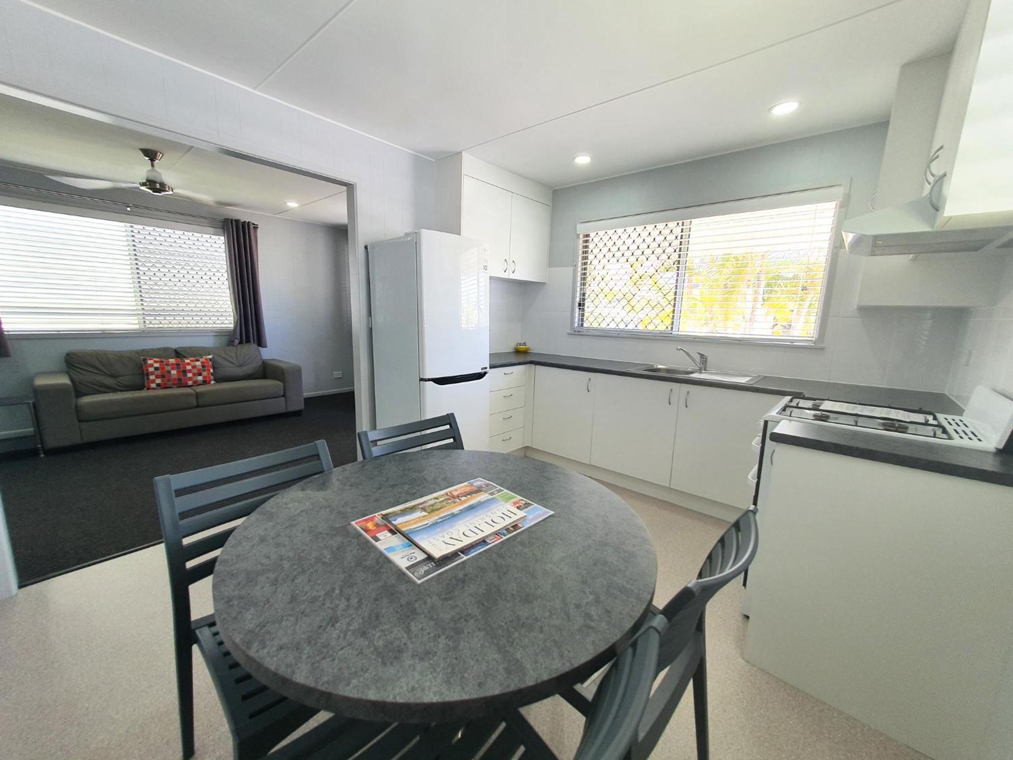 Alex Beach Cabins And Tourist Park Alexandra Headland Room photo
