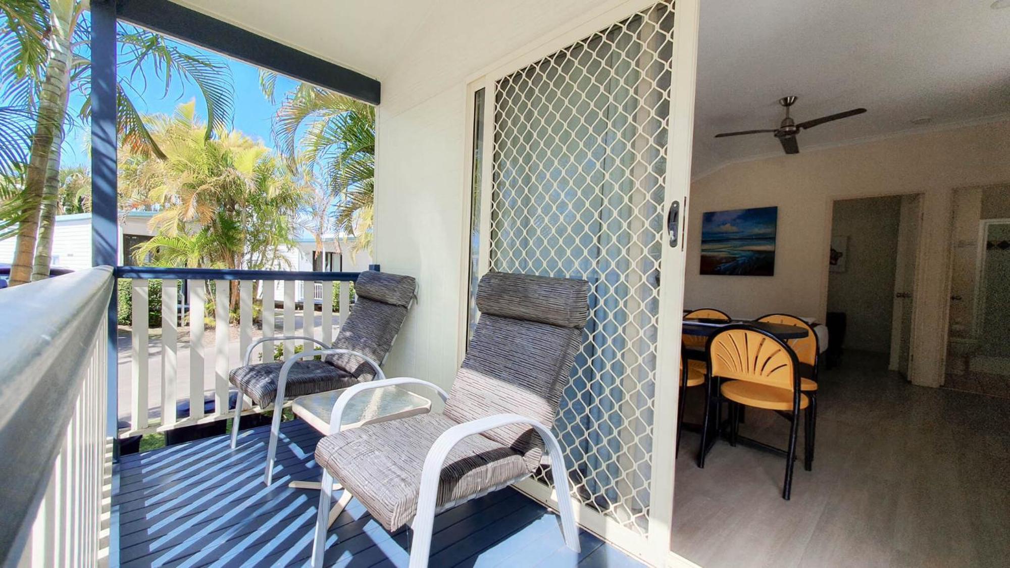 Alex Beach Cabins And Tourist Park Alexandra Headland Room photo