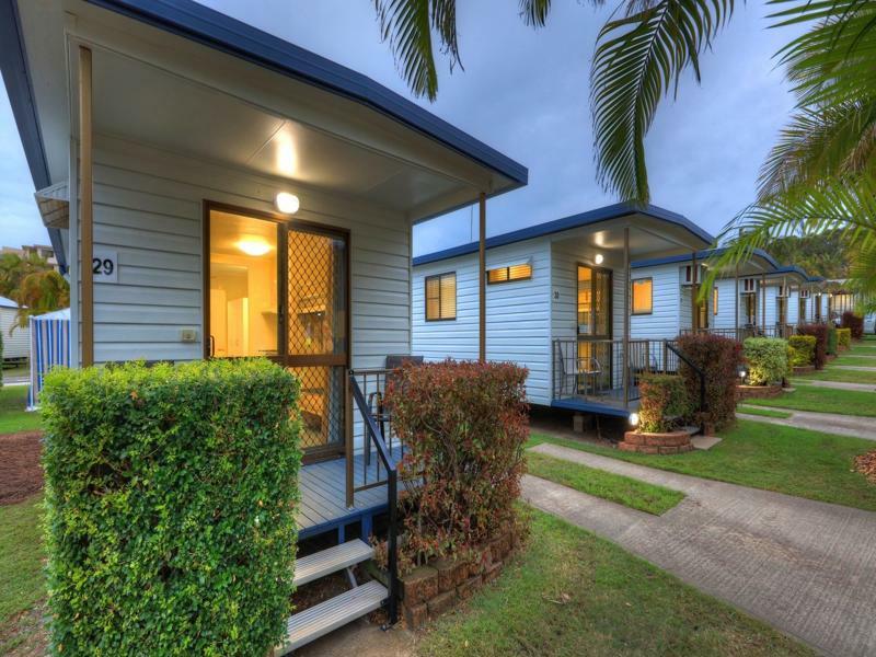 Alex Beach Cabins And Tourist Park Alexandra Headland Exterior photo