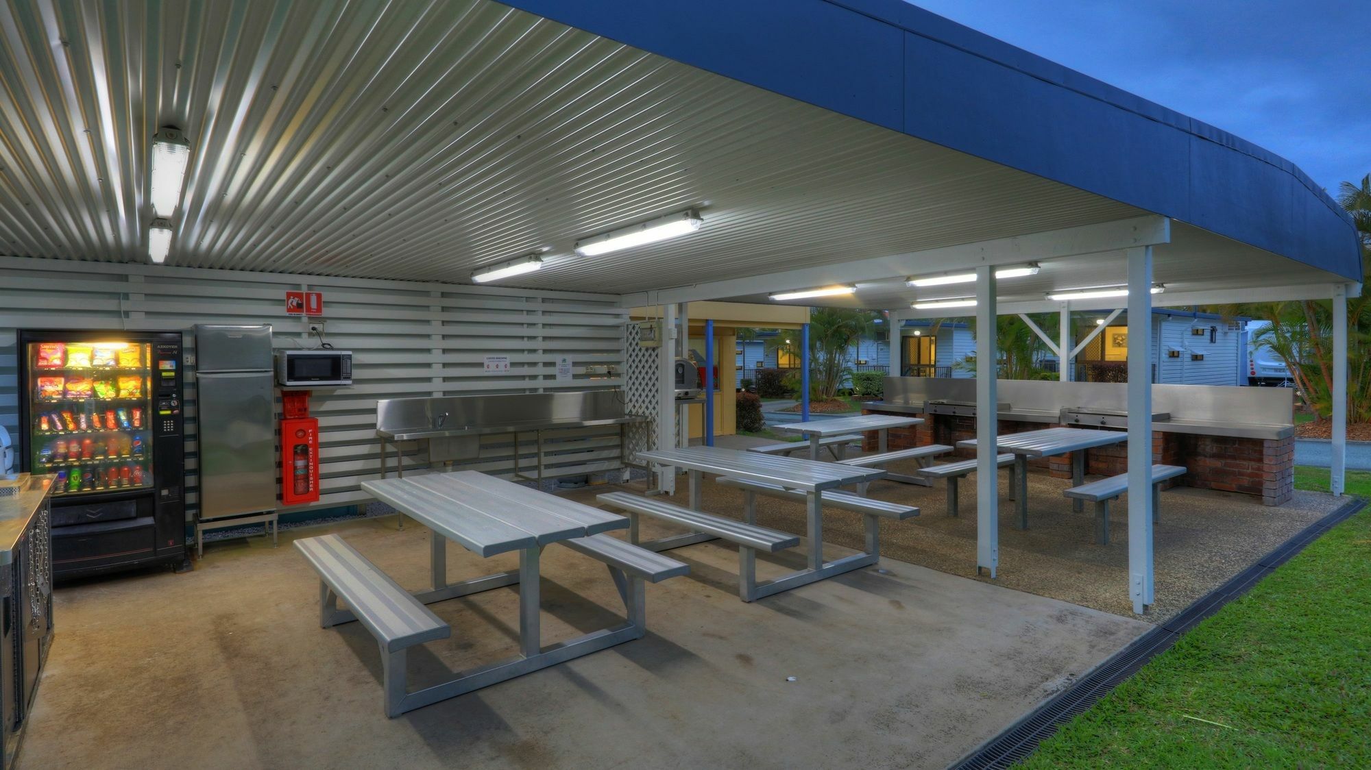 Alex Beach Cabins And Tourist Park Alexandra Headland Exterior photo