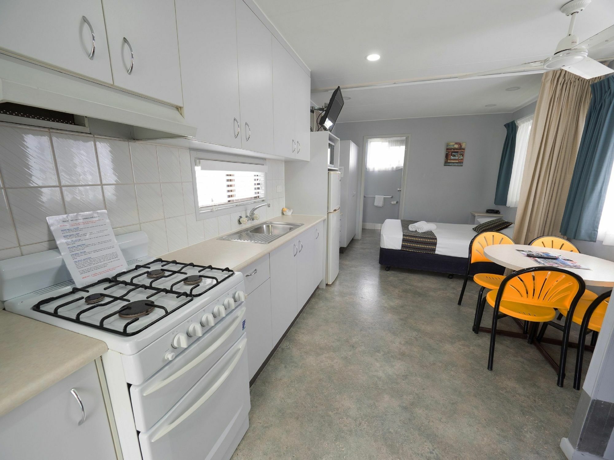 Alex Beach Cabins And Tourist Park Alexandra Headland Exterior photo